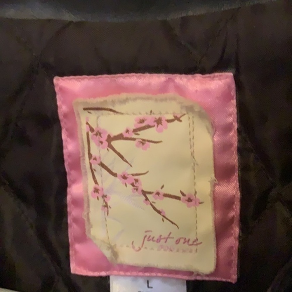 Stylish Black Leather Jacket - image 2